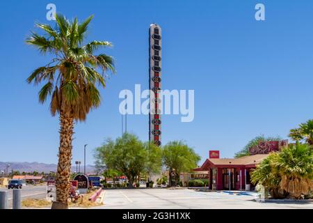 Baker, CA, USA – 6. Juni 2021: Blick auf das höchste Thermometer der Welt in der Stadt Baker, Kalifornien, in der Mojave-Wüste. Stockfoto