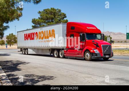 Jean, NV, USA – 6. Juni 2021: Sattelschlepper mit Anhänger in einer Straße in Jean, Nevada, neben der Interstate 15. Stockfoto