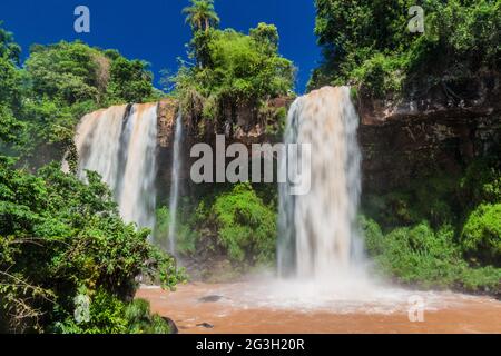 Der Wasserfall Dos Hermanas (zwei Schwestern) von Iguacu (Iguazu) fällt an einer Grenze zwischen Brasilien und Argentinien Stockfoto