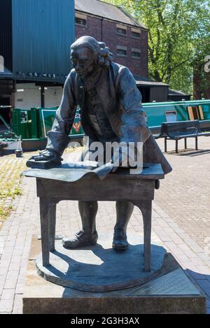 Bronzestatue des Ingenieurs von James Brindley im Coventry Canal Basin in der Stadt Coventry, West Midlands, Großbritannien Stockfoto