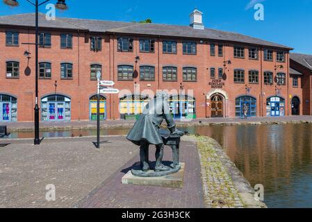 Bronzestatue des Ingenieurs von James Brindley im Coventry Canal Basin in der Stadt Coventry, West Midlands, Großbritannien Stockfoto