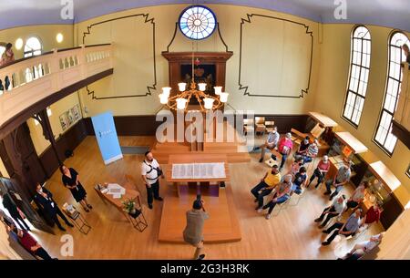 16. Juni 2021, Thüringen, Mühlhausen: Tora-Schreiber Reuven Yaakobov spricht in der Synagoge über eine neue Tora-Schriftrolle, die von den evangelischen und katholischen Kirchen geschenkt wird. Seit 2019 schreibt der speziell ausgebildete Berliner Rabbiner die Tora-Schriftrolle mit Stift und Tinte von Hand. Am Ende wird es 304,805 Buchstaben haben. Die neue Tora-Schriftrolle für die Jüdische Gemeinde Thüringen wird im September 2021 mit einem großen Fest in die Synagoge in Erfurt gebracht. Foto: Martin Schutt/dpa-Zentralbild/dpa Stockfoto