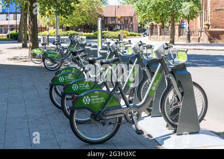 West Midlands Cycle Mieten Sie öffentliche Fahrräder an einem Stand in Coventry, West Midlands Stockfoto