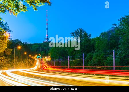 Deutschland, die Skyline der Stuttgarter Stadt und das Stadtbild der stark befahrenen Autobahn und des Funkturms auf dem frauenkopf in magischer Nachtatmosphäre Stockfoto