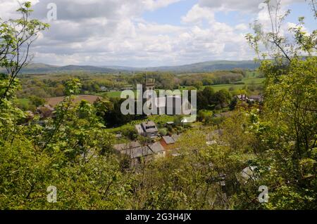 Blick auf die Kirche und einen Teil der Stadt Montgomery aus der Nähe des Schlosses in Montgomery, Montgomeryshire, Wales Stockfoto