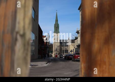 Kirche im Rahmen von Wäldern Stockfoto