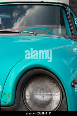 Vintage Classic Automobile Old-Timer Details Front Scheinwerfer Tourquoise Transport Aged Car Vintage Fahrzeug Stockfoto