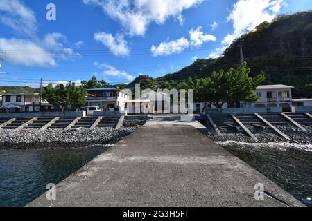 Barrouallie, St. Vincent und die Grenadinen - 5. Januar 2020: Blick von der Anlegestelle in Barrouallie, St. Vincent, Monate vor dem Ausbruch des Vulkans. Stockfoto