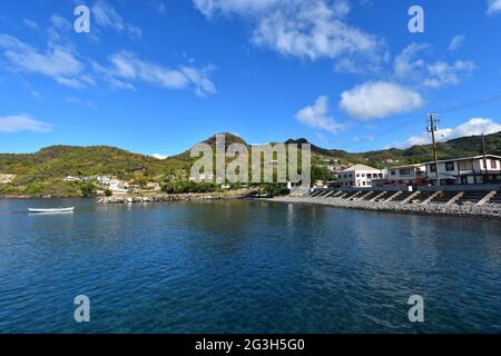 Barrouallie, St. Vincent und die Grenadinen - 5. Januar 2020: Blick von der Anlegestelle in Barrouallie, St. Vincent, Monate vor dem Ausbruch des Vulkans. Stockfoto