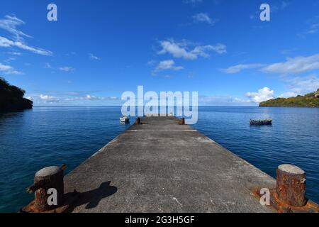 Barrouallie, St. Vincent und die Grenadinen - 5. Januar 2020: Blick von der Anlegestelle in Barrouallie, St. Vincent, Monate vor dem Ausbruch des Vulkans. Stockfoto