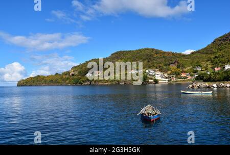 Barrouallie, St. Vincent und die Grenadinen - 5. Januar 2020: Blick von der Anlegestelle in Barrouallie, St. Vincent, Monate vor dem Ausbruch des Vulkans. Stockfoto