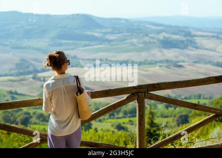 Reisen Sie in Italien. Von hinten gesehen junge Reisende Frau mit Strohsack in Montepulciano in der Toskana, Italien. Stockfoto