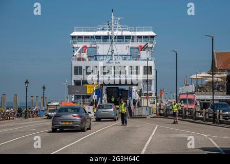 Yarmouth, Isle of Wight, England, Großbritannien. 2021. Fahrzeuge, die auf eine Ro Ro-Fähre nach Lymington auf dem Festland geladen werden. Stockfoto