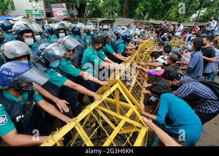 Dhaka, Bangladesch. Juni 2021. Studenten, die die linke Partei Bangladeschs unterstützen, versuchen, eine Polizeisperre zu entfernen, während sie auf das Bildungsministerium in Dhaka, Bangladesch, am 16. Juni 2021 zumarschieren. Die Demonstranten fordern unter anderem, dass die Regierung alle Bildungseinrichtungen in Bangladesch wiedereröffnet, wie in ihrer Pressemitteilung aus vier Punkten angegeben. Quelle: Suvra Kanti das/ZUMA Wire/Alamy Live News Stockfoto