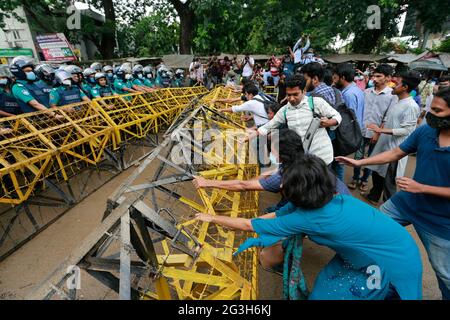 Dhaka, Bangladesch. Juni 2021. Studenten, die die linke Partei Bangladeschs unterstützen, versuchen, eine Polizeisperre zu entfernen, während sie auf das Bildungsministerium in Dhaka, Bangladesch, am 16. Juni 2021 zumarschieren. Die Demonstranten fordern unter anderem, dass die Regierung alle Bildungseinrichtungen in Bangladesch wiedereröffnet, wie in ihrer Pressemitteilung aus vier Punkten angegeben. Quelle: Suvra Kanti das/ZUMA Wire/Alamy Live News Stockfoto