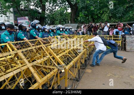 Dhaka, Bangladesch. Juni 2021. Studenten, die die linke Partei Bangladeschs unterstützen, versuchen, eine Polizeisperre zu entfernen, während sie auf das Bildungsministerium in Dhaka, Bangladesch, am 16. Juni 2021 zumarschieren. Die Demonstranten fordern unter anderem, dass die Regierung alle Bildungseinrichtungen in Bangladesch wiedereröffnet, wie in ihrer Pressemitteilung aus vier Punkten angegeben. Quelle: Suvra Kanti das/ZUMA Wire/Alamy Live News Stockfoto