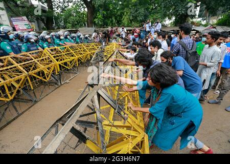 Dhaka, Bangladesch. Juni 2021. Studenten, die die linke Partei Bangladeschs unterstützen, versuchen, eine Polizeisperre zu entfernen, während sie auf das Bildungsministerium in Dhaka, Bangladesch, am 16. Juni 2021 zumarschieren. Die Demonstranten fordern unter anderem, dass die Regierung alle Bildungseinrichtungen in Bangladesch wiedereröffnet, wie in ihrer Pressemitteilung aus vier Punkten angegeben. Quelle: Suvra Kanti das/ZUMA Wire/Alamy Live News Stockfoto