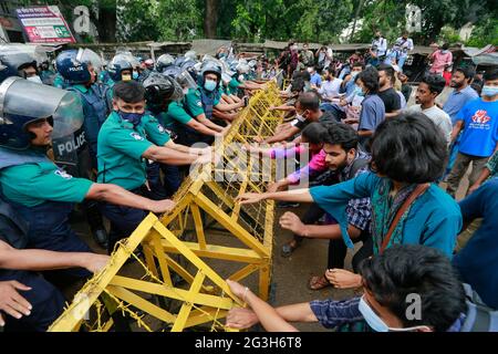 Dhaka, Bangladesch. Juni 2021. Studenten, die die linke Partei Bangladeschs unterstützen, versuchen, eine Polizeisperre zu entfernen, während sie auf das Bildungsministerium in Dhaka, Bangladesch, am 16. Juni 2021 zumarschieren. Die Demonstranten fordern unter anderem, dass die Regierung alle Bildungseinrichtungen in Bangladesch wiedereröffnet, wie in ihrer Pressemitteilung aus vier Punkten angegeben. Quelle: Suvra Kanti das/ZUMA Wire/Alamy Live News Stockfoto