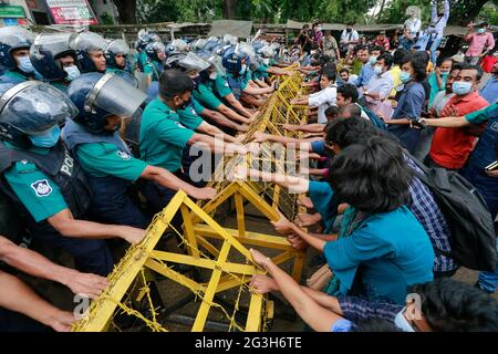 Dhaka, Bangladesch. Juni 2021. Studenten, die die linke Partei Bangladeschs unterstützen, versuchen, eine Polizeisperre zu entfernen, während sie auf das Bildungsministerium in Dhaka, Bangladesch, am 16. Juni 2021 zumarschieren. Die Demonstranten fordern unter anderem, dass die Regierung alle Bildungseinrichtungen in Bangladesch wiedereröffnet, wie in ihrer Pressemitteilung aus vier Punkten angegeben. Quelle: Suvra Kanti das/ZUMA Wire/Alamy Live News Stockfoto