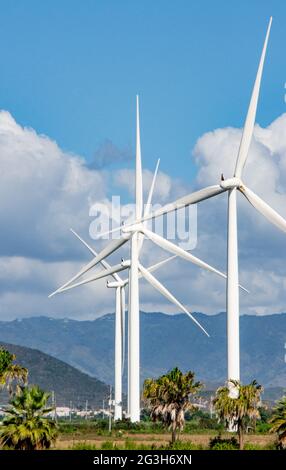 Windturbinen, die saubere, erneuerbare Energie erzeugen. Puerto Rico. Hochformat. Speicherplatz kopieren. Stockfoto