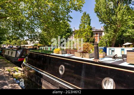 LONDON ENGLAND LITTLE VENICE GRAND UNION CANAL UND REGENT'S CANAL DACHGARTEN AUF EINEM VERANKERTEN NARROWBOAT Stockfoto