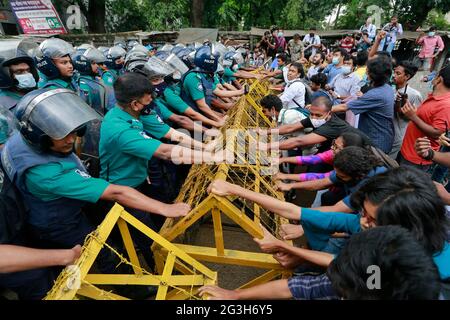 Dhaka, Bangladesch. Juni 2021. Studenten, die die linke Partei Bangladeschs unterstützen, versuchen, eine Polizeisperre zu entfernen, während sie auf das Bildungsministerium in Dhaka, Bangladesch, am 16. Juni 2021 zumarschieren. Die Demonstranten fordern unter anderem, dass die Regierung alle Bildungseinrichtungen in Bangladesch wiedereröffnet, wie in ihrer Pressemitteilung aus vier Punkten angegeben. Quelle: Suvra Kanti das/ZUMA Wire/Alamy Live News Stockfoto