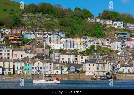 Dartmouth Devon, Blick im Sommer auf eine Yacht, die die Bayard's Cove-Gegend von Dartmouth Town, South Hams, Devon, England, Großbritannien, passiert Stockfoto