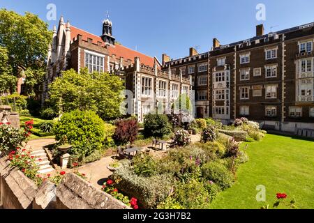 LONDON ENGLAND MITTLERE TEMPELGÄRTEN UND RASEN IM FRÜHSOMMER Stockfoto