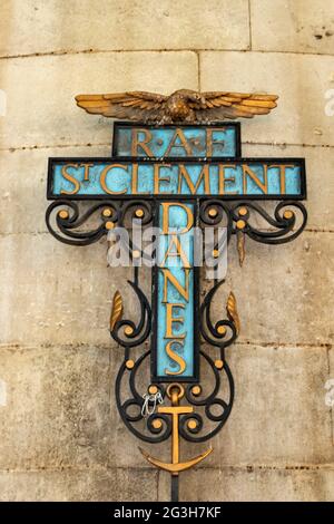 ABZEICHEN DER KÖNIGLICHEN LUFTWAFFE VON LONDON ENGLAND AN DER WAND DER ST. CLEMENT DANES KIRCHE DER STRAND Stockfoto