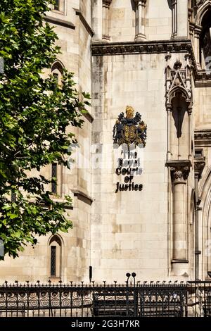 LONDON ENGLAND ROYAL COURTS OF JUSTICE OR LAW URTS THE STRAND WAPPEN ON THE WALL OF THE BUILDING Stockfoto