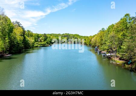 Das malerische Panorama des Lake Dartmoor in Tennessee zeigt eine sehr ruhige, glasige Seenoberfläche mit reichen, gesunden Eichen, die die Küste säumen. Stockfoto