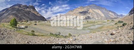 Malerische Panorama der kleinen abgelegenen Dorf mit Getreidefeldern in Tadschikistan an sonnigen Tag Stockfoto