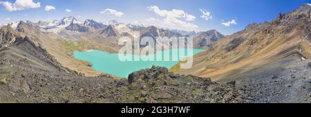 Malerische Panorama der malerischen türkisblauen See im Tien-Shan-Gebirge in Kirgisistan Stockfoto