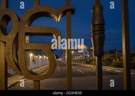 Der Guru Nanak Darbar Gurdwara Sikh Tempel in Gravesend Kent bei Dämmerung Stockfoto