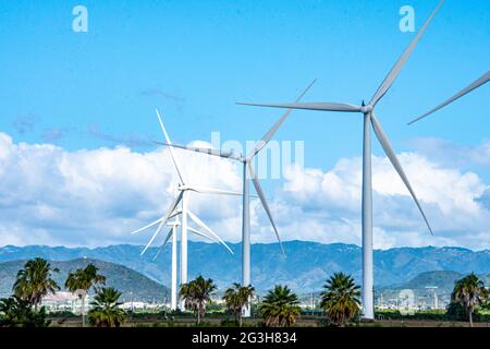 Ein Windpark, der saubere, erneuerbare Energie erzeugt. Speicherplatz kopieren. Stockfoto