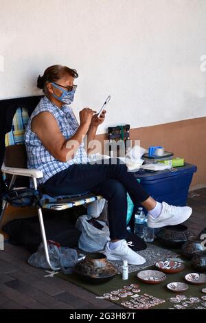 Eine junge Frau geht mit ihrem Haustier chihuahua auf einem Naturlehrpfad in Santa Fe, New Mexico. Stockfoto