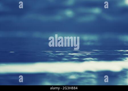 Meeresoberfläche nach Sonnenuntergang im Sommer, weicher Fokus-Effekt Stockfoto