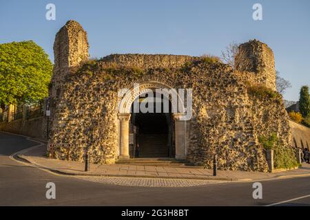 Der Eingang zum Rochester Castle Gelände wurde am Abend von der Esplanade entlang des Flusses Medway Kent aufgenommen Stockfoto