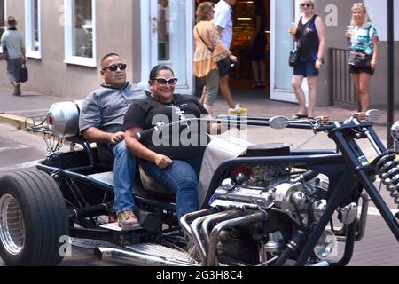 Ein hispanisch-pärchen fährt in ihrem selbstgemachten, maßgeschneiderten dreirädrigen Motorrad, bekannt als Trike, durch Santa Fe, New Mexico. Stockfoto