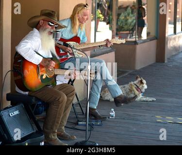 Straßenmusiker und Straßenmusiker geben Tipps auf einem Bürgersteig in Santa Fe, New Mexico. Stockfoto