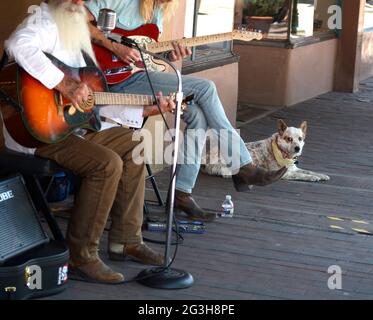 Straßenmusiker und Straßenmusiker geben Tipps auf einem Bürgersteig in Santa Fe, New Mexico. Stockfoto
