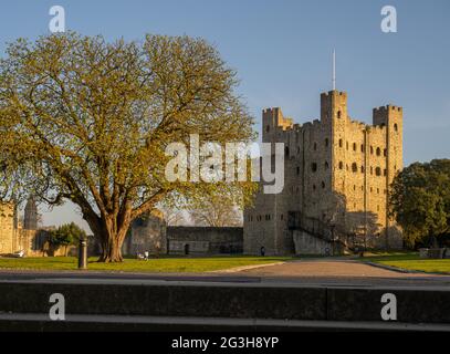 Rochester Castle Keep und Gelände im Abendlicht, Rochester Kent Stockfoto