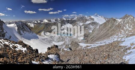 Malerischen Panorama des Sees unter höchsten Berggipfel in Ala Archa Nationalpark im Tian Shan-Gebirge in Kirgisistan Stockfoto