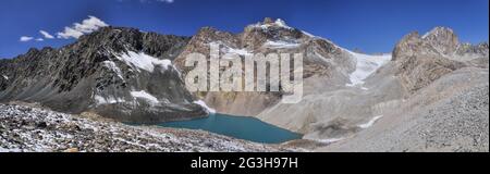 Malerischen Panorama des Sees unter höchsten Berggipfel in Ala Archa Nationalpark im Tian Shan-Gebirge in Kirgisistan Stockfoto