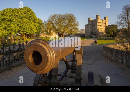 Rochester Castle Keep und Gelände im Abendlicht, Rochester Kent mit Kanone im Vordergrund Stockfoto