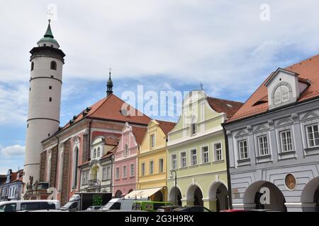 Domazlice, eine kleine Stadt in der Tschechischen republik: Pfarrkirche am Hauptplatz (Namesti miru) Stockfoto