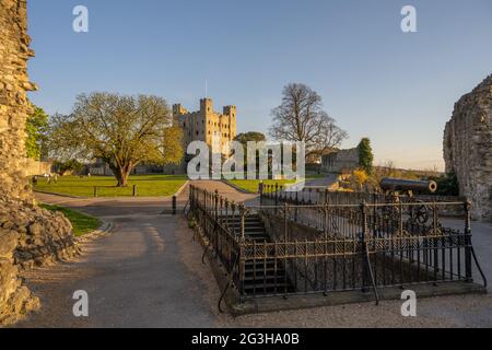 Rochester Castle Keep und Gelände im Abendlicht, Rochester Kent Stockfoto