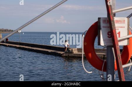 Liebespaar Wandern Am Lake Shore Ontario Boulevard Sommerspaziergang Spaß Haben Sonnenansicht Life Ring Frame Lovers Two Stockfoto