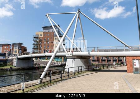 Die Lady Julian Bridge ist eine Fußgängerbrücke für Fußgänger und Radfahrer über den Fluss Wensum in Norwich. Eröffnet 2009. Stockfoto