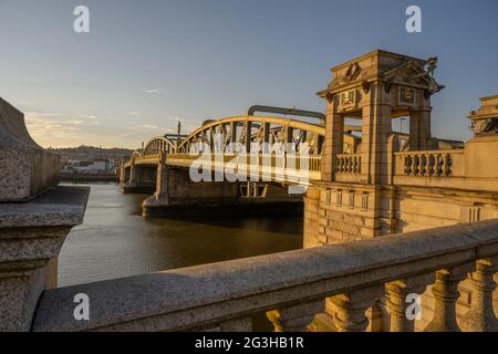 Rochester Brücke von der Esplanade Rochester Kent bei Sonnenuntergang mit Blick auf Strood Stockfoto